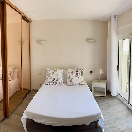 Apartmán Furnished 2-room With Terrace & Garden *