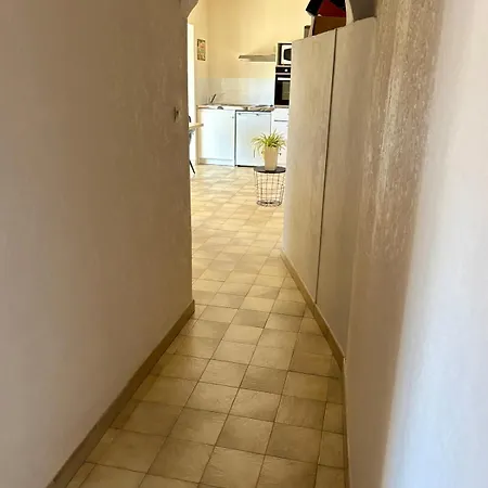 Apartmán Furnished 2-room With Terrace & Garden Poujols