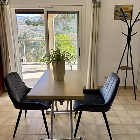 Furnished 2-room With Terrace & Garden Apartmán *